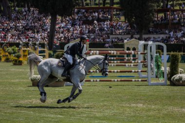 Roma, İtalya - 28 Mayıs 2023: ROME ROLEX GRAND PRIX 2023 Uluslararası Atlama, Piazza di Siena. İlk tur, yarışma sırasında at binicisi Michael G Duffy (IRL) oyun sahasında.