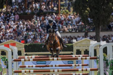 Roma, İtalya - 28 Mayıs 2023: ROME ROLEX GRAND PRIX 2023 Uluslararası Atlama, Piazza di Siena. İlk tur, at binicisi Jens Fredricson (SWE) yarışma sırasında oyun sahasında.