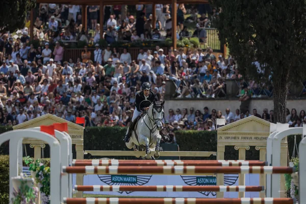 ローマ イタリア 2023年5月28日 ローマロレックスグランドプリックス2023国際 馬術ジャンプ シエーナ広場 第一ラウンドでは 競技中の遊び場でのアクションで馬のライダーEugenio Garza Pere — ストック写真
