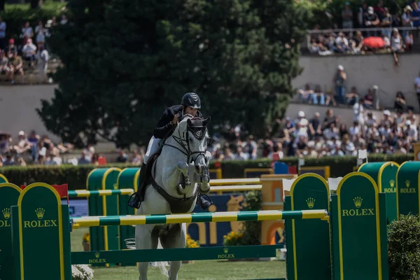 Roma, İtalya - 28 Mayıs 2023: ROME ROLEX GRAND PRIX 2023 Uluslararası Atlama, Piazza di Siena. İlk tur, at binicisi Eugenio Garza Perez (MEX) yarışma sırasında oyun sahasında.