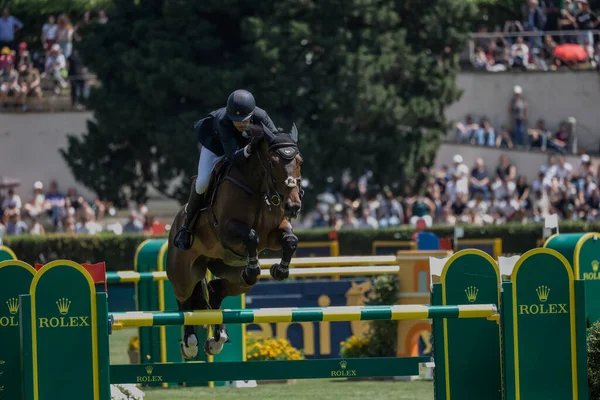 Roma, İtalya - 28 Mayıs 2023: ROME ROLEX GRAND PRIX 2023 Uluslararası Atlama, Piazza di Siena. İlk tur, at binicisi Tim Gredley (GBR) yarışma sırasında oyun sahasında.