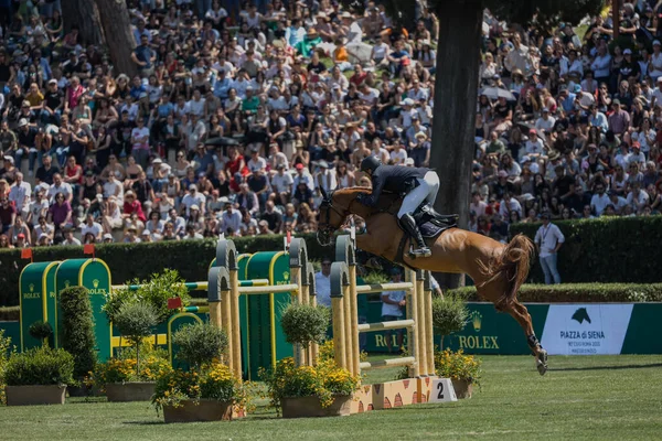 ローマ イタリア 2023年5月28日 ローマロレックスグランドプリックス2023国際 馬術ジャンプ シエーナ広場 第二ラウンドでは 競争中の遊び場でのアクションで馬のライダーアンドレ ティーム Ger — ストック写真