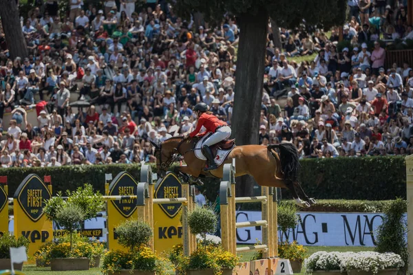 Roma, İtalya - 28 Mayıs 2023: ROME ROLEX GRAND PRIX 2023 Uluslararası Atlama, Piazza di Siena. İlk turda, at binicisi Jorne Sprehe (GER) yarışma sırasında oyun sahasında.