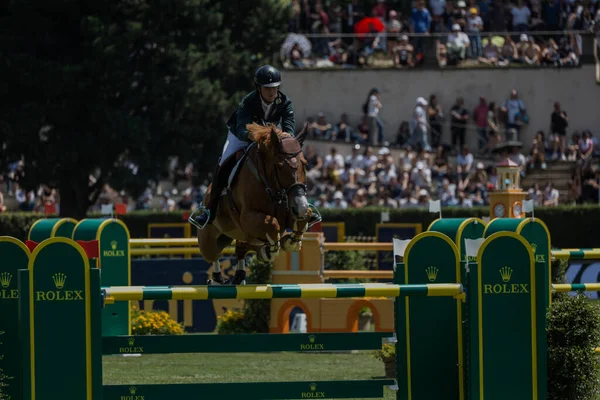 Roma, İtalya - 28 Mayıs 2023: ROME ROLEX GRAND PRIX 2023 Uluslararası Atlama, Piazza di Siena. İlk tur, yarışma sırasında at binicisi Pedro Veniss (BRA) oyun sahasında.