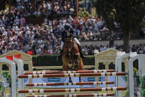 ローマ イタリア 2023年5月28日 ローマロレックスグランドプリックス2023国際 馬術ジャンプ シエーナ広場 第1ラウンドでは 競技中の遊び場でのアクションで馬のライダーJens Fredricson Swe — ストック写真