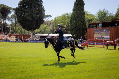 Roma, İtalya. 27 Mayıs 2023. Lorenzo De Luca (ITA) 90 CSIO ROMA 2023, CSIO5 Uluslar Kupası - 1.55 m - 110.000 EUR - LORO PIANA TROPHY, Roma, İtalya Piazza di Siena 'da.