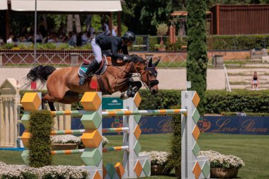 Roma, İtalya. 27 Mayıs 2023. Kevin Staut (FRA) 90 CSIO ROMA 2023, CSIO5 Uluslar Kupası - 1.55 m - 110.000 EUR - LR - LORO PIANA TROPHY, Roma, İtalya Piazza di Siena 'da.