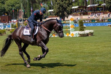 Roma, İtalya. 27 Mayıs 2023. Lorenzo De Luca (ITA) 90 CSIO ROMA 2023, CSIO5 Uluslar Kupası - 1.55 m - 110.000 EUR - LORO PIANA TROPHY, Roma, İtalya Piazza di Siena 'da.