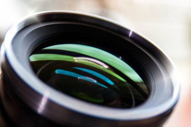 Fotoğraf objektifi, ön camda ışık yansıması. Asal lens