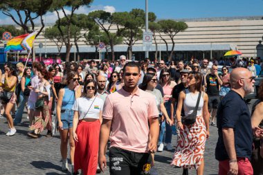 Roma, İtalya - 10 Haziran 2023: Başkent sokaklarında büyük Gay Onur Yürüyüşü. Binlerce katılımcının katıldığı geçit töreni, LGBTQ + gururunu göstermek için kentte geçit töreni düzenliyor.. 