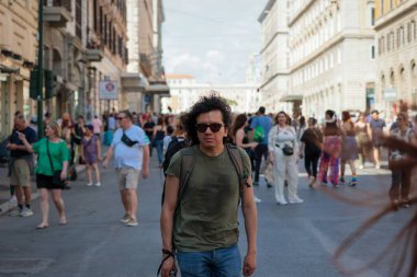 Roma, İtalya - 10 Haziran 2023: Başkent sokaklarında büyük Gay Onur Yürüyüşü. Binlerce katılımcının katıldığı geçit töreni, LGBTQ + gururunu göstermek için kentte geçit töreni düzenliyor.. 