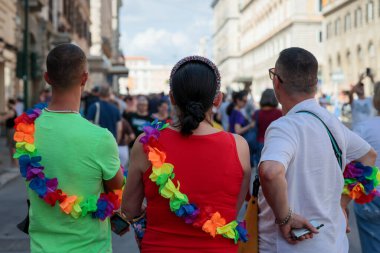 Roma, İtalya - 10 Haziran 2023: Büyük Gay Gururu LGBTQ + gururunu göstermek için başkentin sokaklarında geçit töreni. Fotoğrafta bazı katılımcılar renkli çiçeklerden bir çelenk takıyorlar.. 