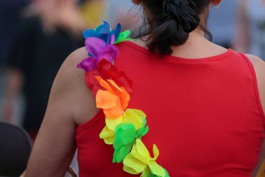 Roma, İtalya - 10 Haziran 2023: Büyük Gay Gururu LGBTQ + gururunu göstermek için başkentin sokaklarında geçit töreni. Fotoğrafta renkli çiçeklerin çelengi var.. 