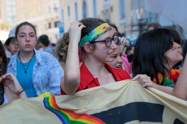 Roma, İtalya - 10 Haziran 2023: Başkent sokaklarında büyük Gay Onur Yürüyüşü. Binlerce katılımcının katıldığı geçit töreni, LGBTQ + gururunu göstermek için kentte geçit töreni düzenliyor.. 