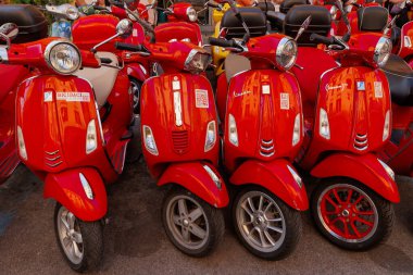 Roma, İtalya - 17 Haziran 2023: Kırmızı renkli Vespa scooterlar grubu park etti. Kasabada scooter kiralama.