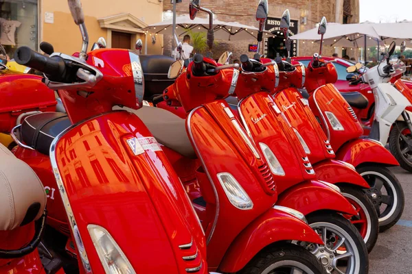 Rome Italië Juni 2023 Groep Rood Gekleurde Vespa Scooters Geparkeerd — Stockfoto