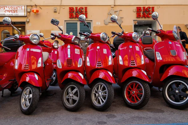 Rzym Włochy Czerwca 2023 Grupa Czerwonych Skuterów Vespa Zaparkowanych Wynajem — Zdjęcie stockowe