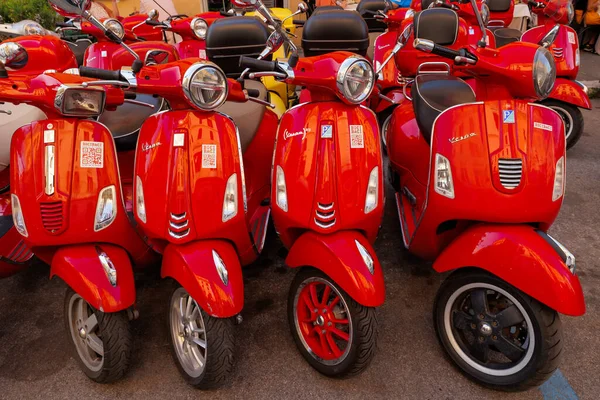 Rom Italien Juni 2023 Eine Gruppe Roter Vespa Roller Parkt — Stockfoto