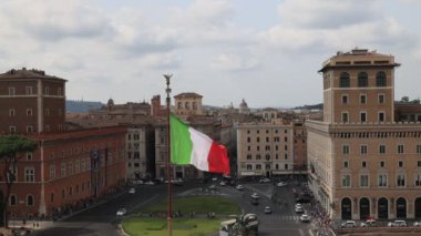 İtalya, Roma 'daki Piazza Venezia' nın en iyi manzarası. Ön planda İtalyan bayrağı sallıyor..