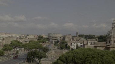 Roma Forumu ile Colosseum arkeoloji parkının panoramik manzarası ve sağ tarafta da Santi Luca e Martina kilisesi. Zaman aşımı