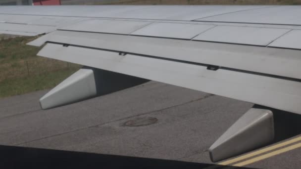 滑走路からの離陸中の航空機の翼の詳細 — ストック動画