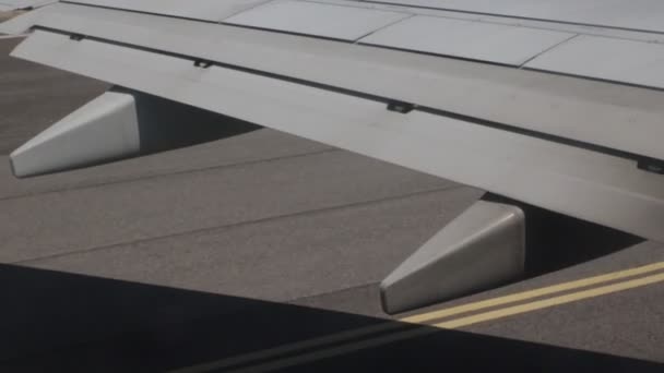 Λεπτομέρεια Της Πτέρυγας Του Αεροσκάφους Κατά Την Απογείωση Από Διάδρομο — Αρχείο Βίντεο
