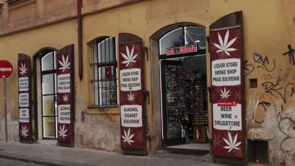 Prague Czech Republic July 2023 Entrance Smoke Shop Selling Liquor — Stockvideo