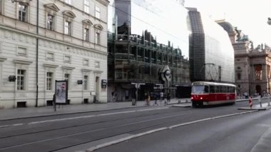 Prag, Çek Cumhuriyeti - 5 Temmuz 2023: Şehirde toplu demiryolu taşımacılığı, yeni ve eski tramvaylar vatandaşlara ve turistlere verimli bir hizmet sağlıyor.