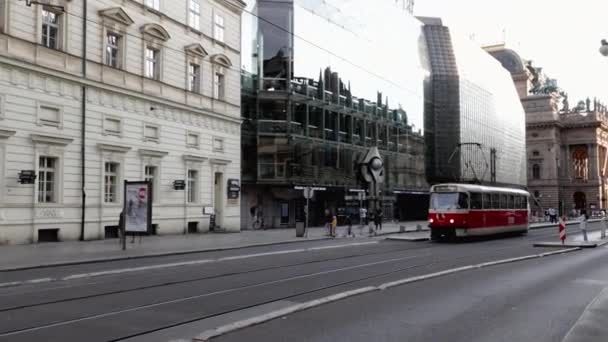 Praha Tsjekkia Juli 2023 Offentlig Jernbanetransport Byen Nye Gamle Trikker – stockvideo