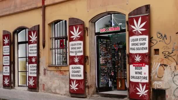 Prague Czech Republic July 2023 Entrance Smoke Shop Selling Liquor — Stock videók