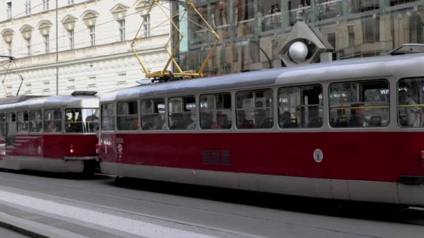 Prag Çek Cumhuriyeti Temmuz 2023 Şehirde Toplu Demiryolu Taşımacılığı Yeni — Stok video