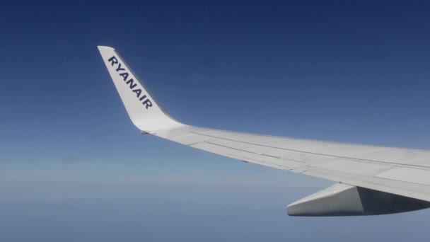 フィウミチーノ イタリア 2023年7月5日 空の飛行中の航空機の翼の詳細 — ストック動画