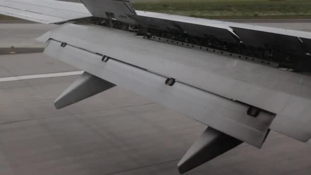 空港滑走路の着陸フェーズ中に飛行機の翼の詳細 — ストック動画