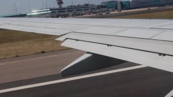 イタリア フィウミチーノ 2023年7月5日 空港滑走路からの離陸時の航空機の翼の詳細 — ストック動画