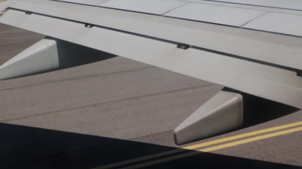 从机场跑道起飞时飞机机翼的细节 — 图库视频影像