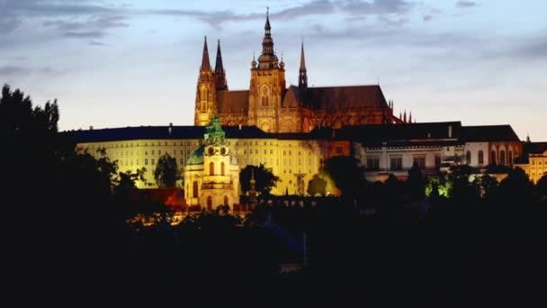 Praga Chequia Julio 2023 Vista Nocturna Del Castillo Praga Iluminado — Vídeo de stock