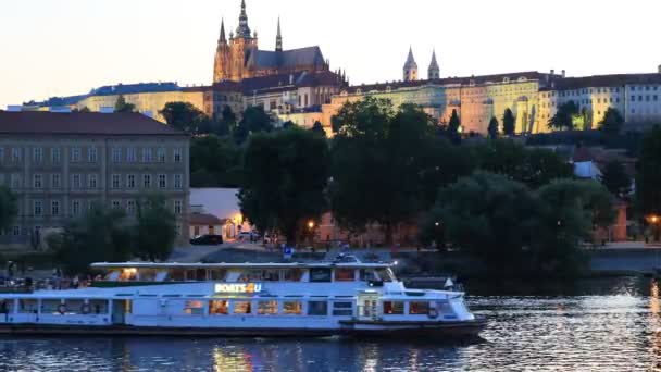 Πράγα Τσεχία Ιουλίου 2023 Πλοήγηση Στον Ποταμό Μολδαβία Μερικά Σκάφη — Αρχείο Βίντεο