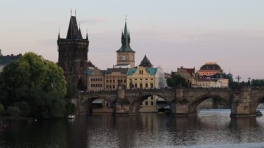 Prag, Çek Cumhuriyeti - 8 Temmuz 2023: Eski Charles Köprüsü ve Eski Şehir 'e açılan Köprü.