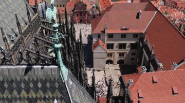 Prag, Çek Cumhuriyeti - 8 Temmuz 2023: Prag Kalesi 'nin içindeki meydan St. Vitus Katedrali' nin tepesinden görüldü.