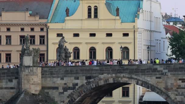Praga República Checa Julho 2023 Antiga Ponte Carlos Lotada Turistas — Vídeo de Stock