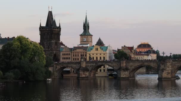 Прага Чехия Июля 2023 Года Древний Карлов Мост Башня Моста — стоковое видео