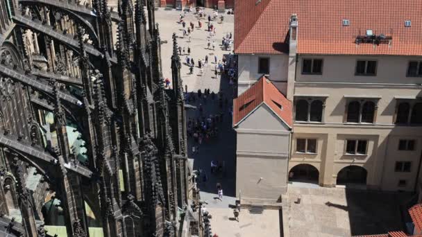 プラハ チェコ 2023年7月8日 聖ヴィタス大聖堂の頂上から見たプラハ城の中の広場 — ストック動画