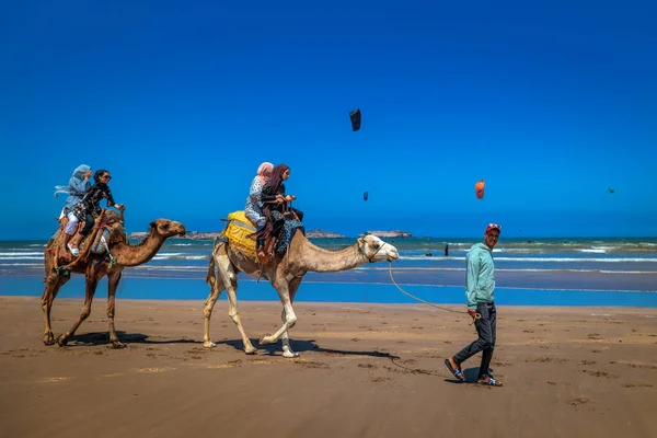Essaouira Marocco Agosto 2023 Turistas Acompañados Por Guía Clásico Paseo —  Fotos de Stock