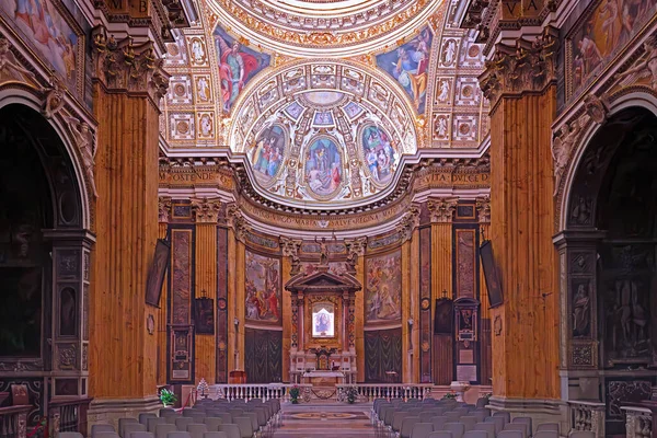 意大利罗马历史中心的圣玛丽亚 艾蒙蒂巴洛克教堂的内部 建于1603年 用来存放陈列在主祭坛上的圣母和儿童的神画 — 图库照片