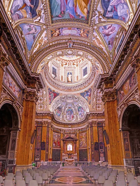 이탈리아 로마의 역사적인 중심부에 마리아 몬티의 바로크 교회의 인테리어 1603년에 — 스톡 사진