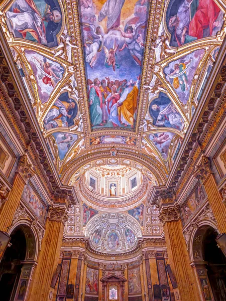 이탈리아 로마의 역사적인 중심부에 마리아 몬티의 바로크 교회의 인테리어 1603년에 — 스톡 사진