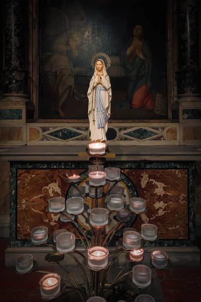 Statuette Vierge Aux Bougies Votives Dans Église Santa Maria Monti — Photo