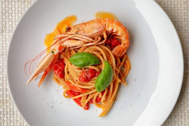 Scampi soslu makarna, çeri domates ve fesleğen. Yemeye hazırım. Spagetti scampi ile, balık gıda.