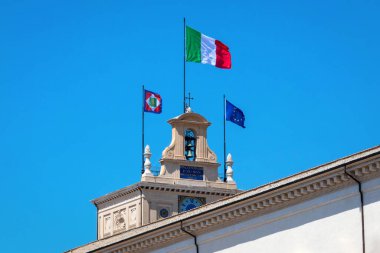 Roma, İtalya - 22 Ağustos 2019: Quirinale, saat ve sallanan bayraklar ile çan kulesi. İtalya Cumhuriyeti Cumhurbaşkanı'nın kurumsal koltuğu.