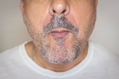 Peynirli tost yiyen bir adamın yakın çekimi..